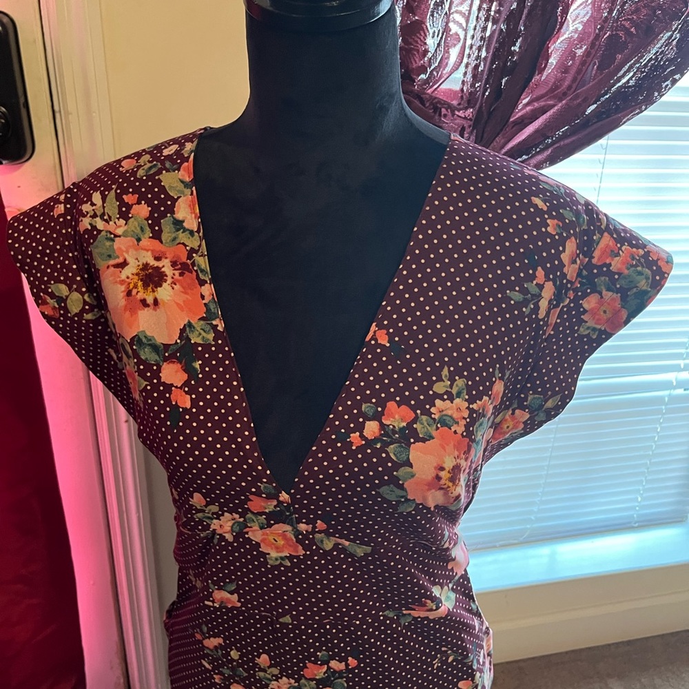 Low V-neck cut with a fitted body - Picture 4 of 4